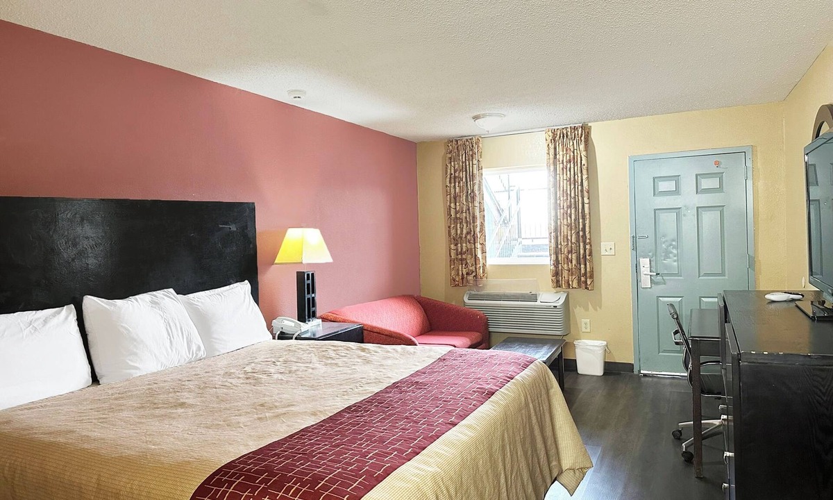Mount Berry Hotel | Affordable King Room Perfect for Family Stays Close to Local Attractions
