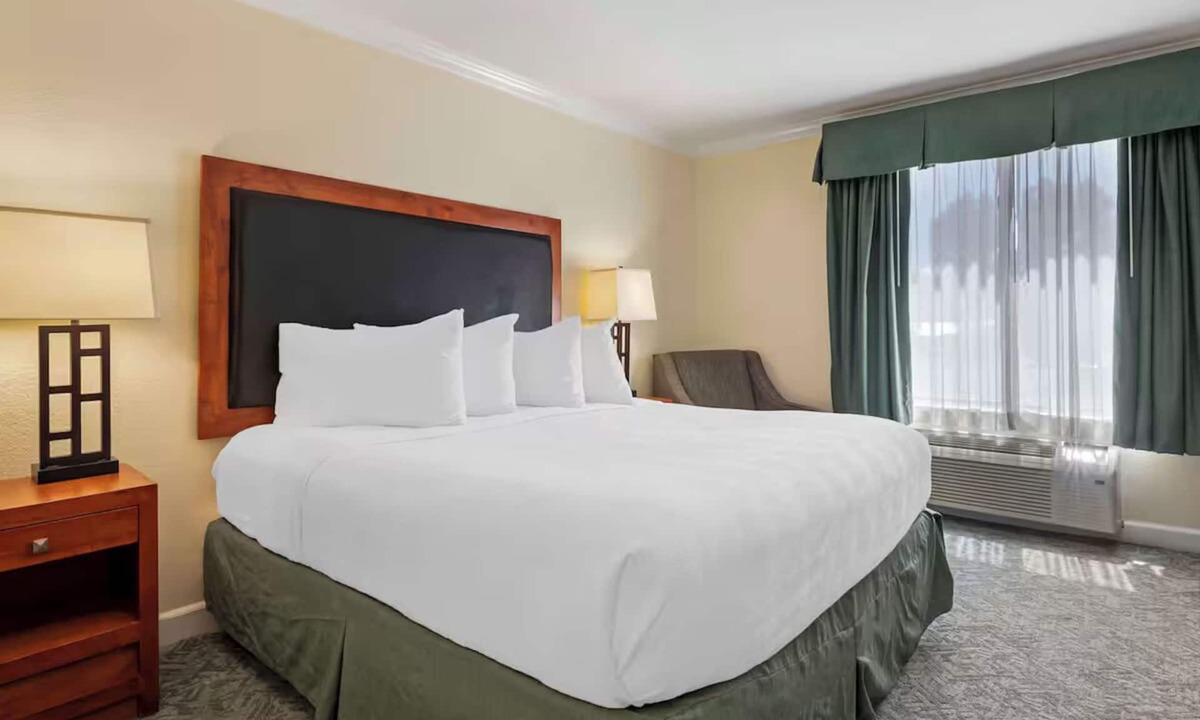 Eagle Hotel | Affordable Mountain Stay 5-Mins to Brush Creek | Pool & Breakfast | Pet Friendly