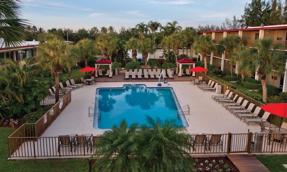 East Naples Hotel | Affordable Naples Stay Close to Attractions – Perfect for Couples or Families