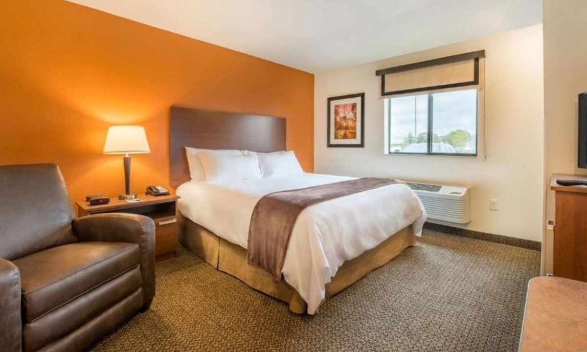 Sturtevant Hotel | Affordable Queen Room Near Racine’s Outdoor Getaways