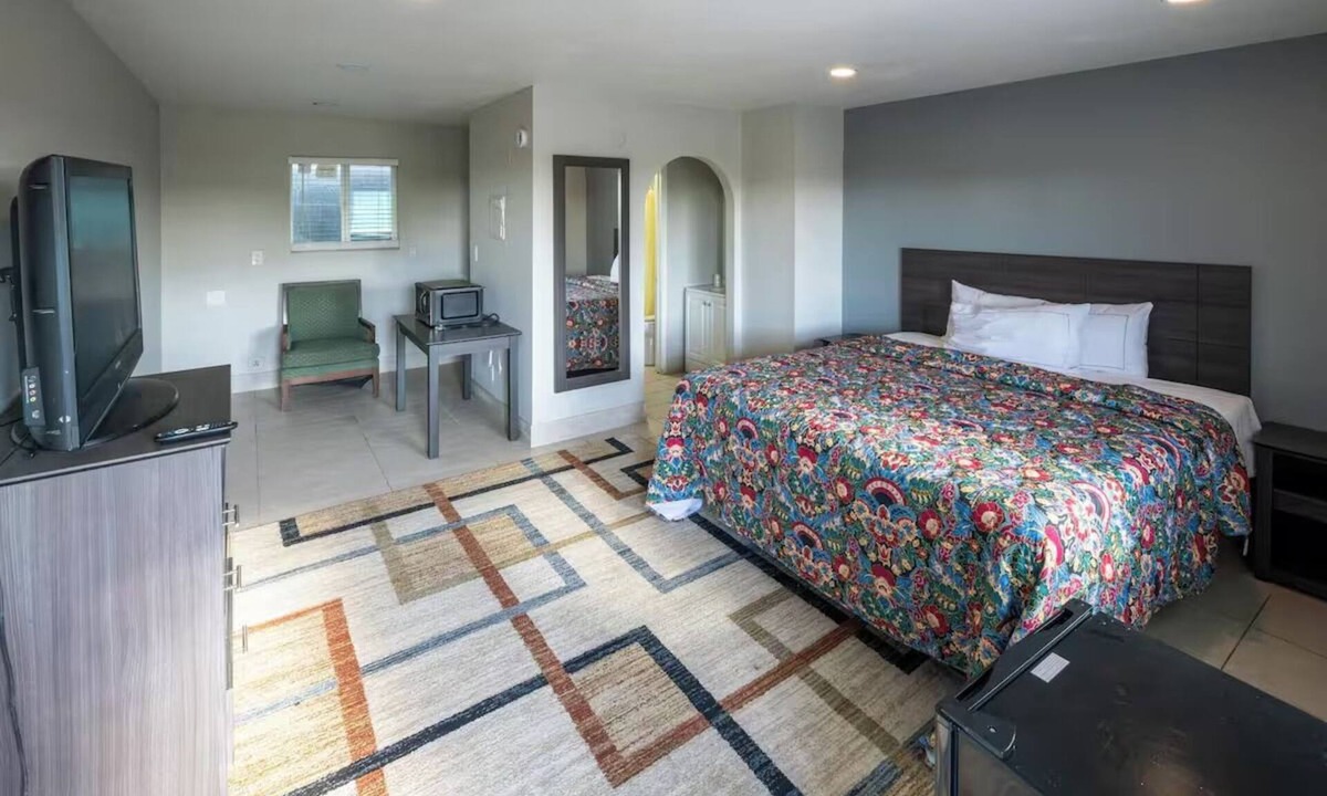 Mesa Hotel | Affordable Room One Queen Deluxe + Private Bath Near Phoenix Airport
