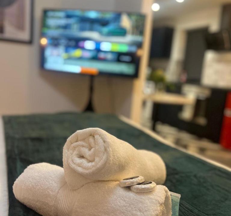 Peterborough Apartment | Affordable Serviced Apartment Perfect for Contractors in PE1 Short & Long Term Stays - Free WIFI - Free Parking - With Sofa Bed - Full Kitchen