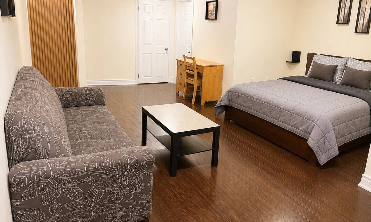 Meadowvale Village House | Affordable Spacious Private Suite| Ensuite Bath | Free Parking | Pearson Airport