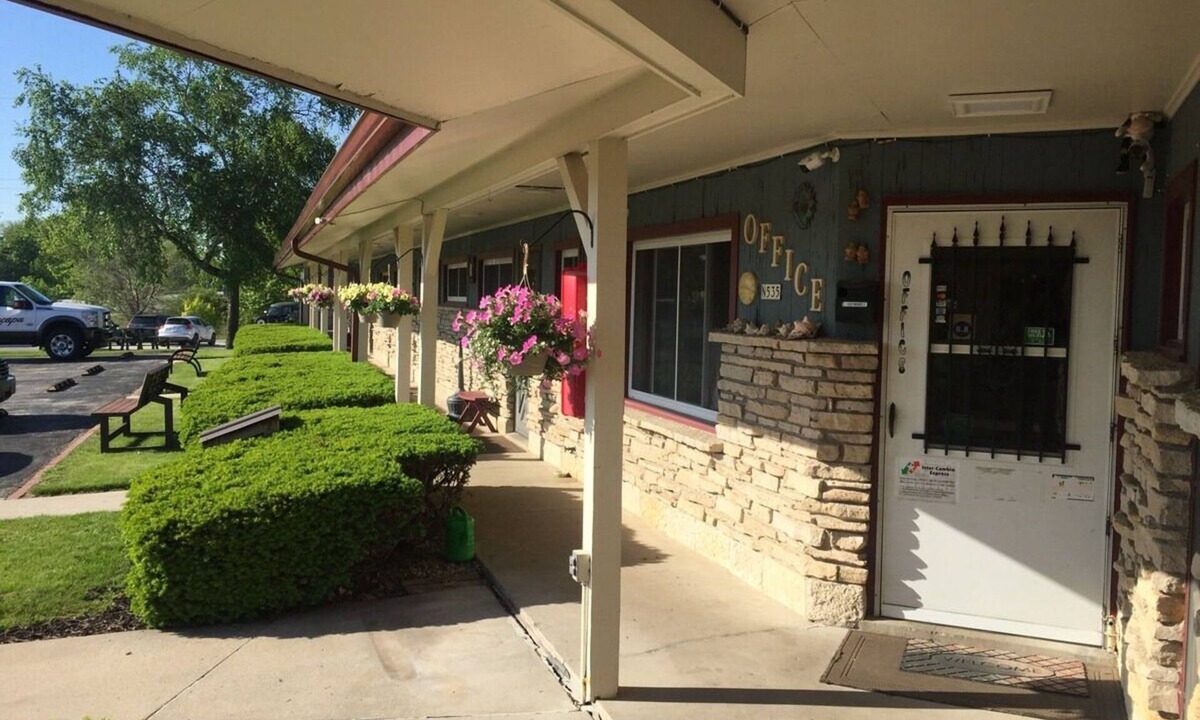 Random Lake Hotel | Affordable Stay for Visitors Exploring Southeastern Wisconsin’s Gems