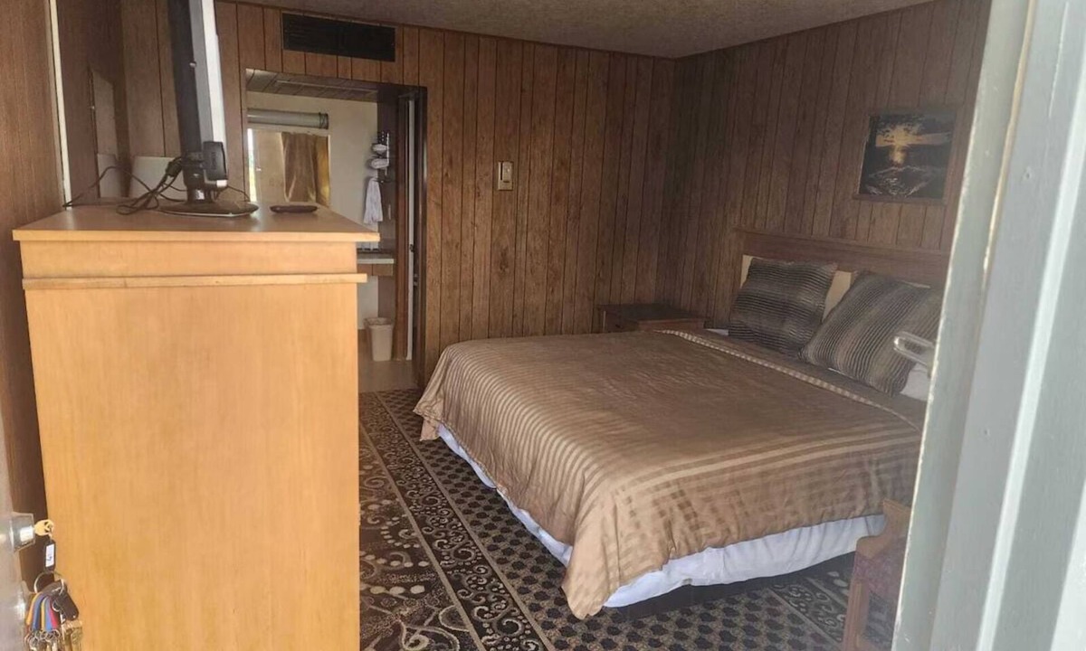 Quinter Hotel | Affordable Stay in Quinter with King Bed Perfect for Road Trip Enthusiasts