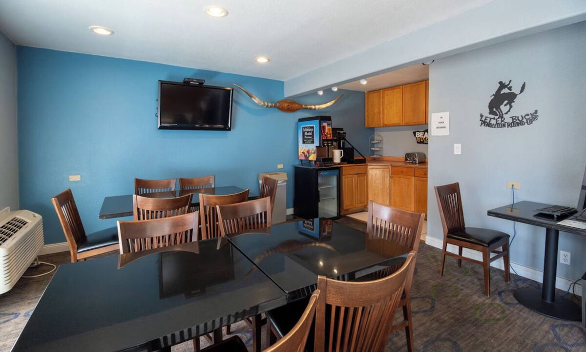 Pendleton Hotel | Affordable Stay w/Free Breakfast - Perfect for Road Trippers in Oregon