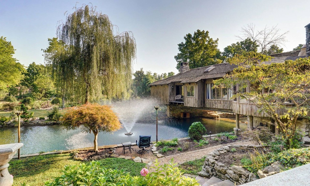 Southeast Springfield House | African Queen, Private Lake and Indoor Hot Tub on 4 acres