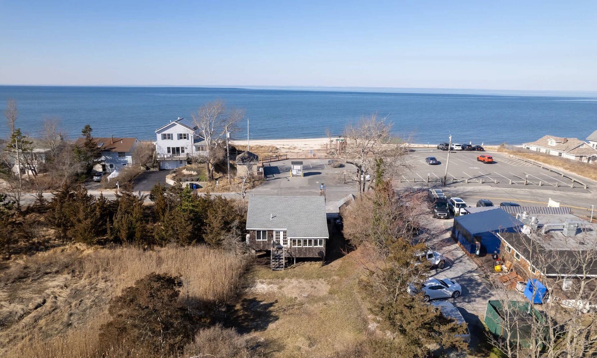 Wading River House | After Dune Delight Beach Cottage | Steps to Shore