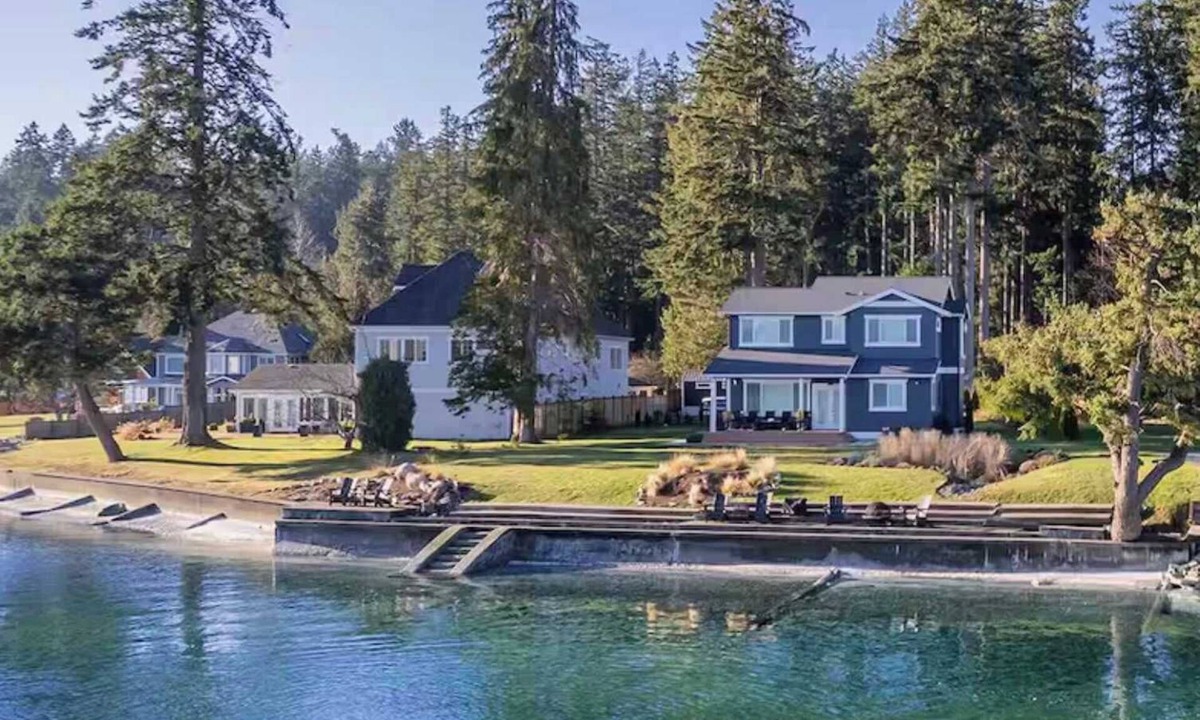 Rollingbay House | Agate Beach House | 100ft Private Waterfront, Sleeps 9 | Kayaks & Fire Pit