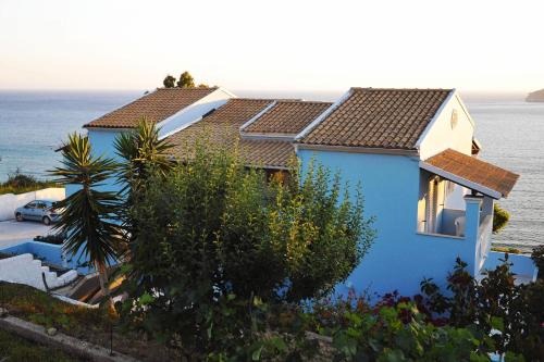 Agios Georgios Pagon Apartment | Agios Georgios - 2 Beds - Sleeps 4 - Free Parking