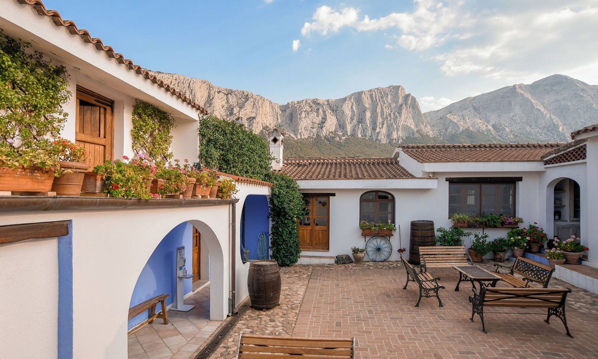 Oliena Hotel | Agriturismo Guthiddai