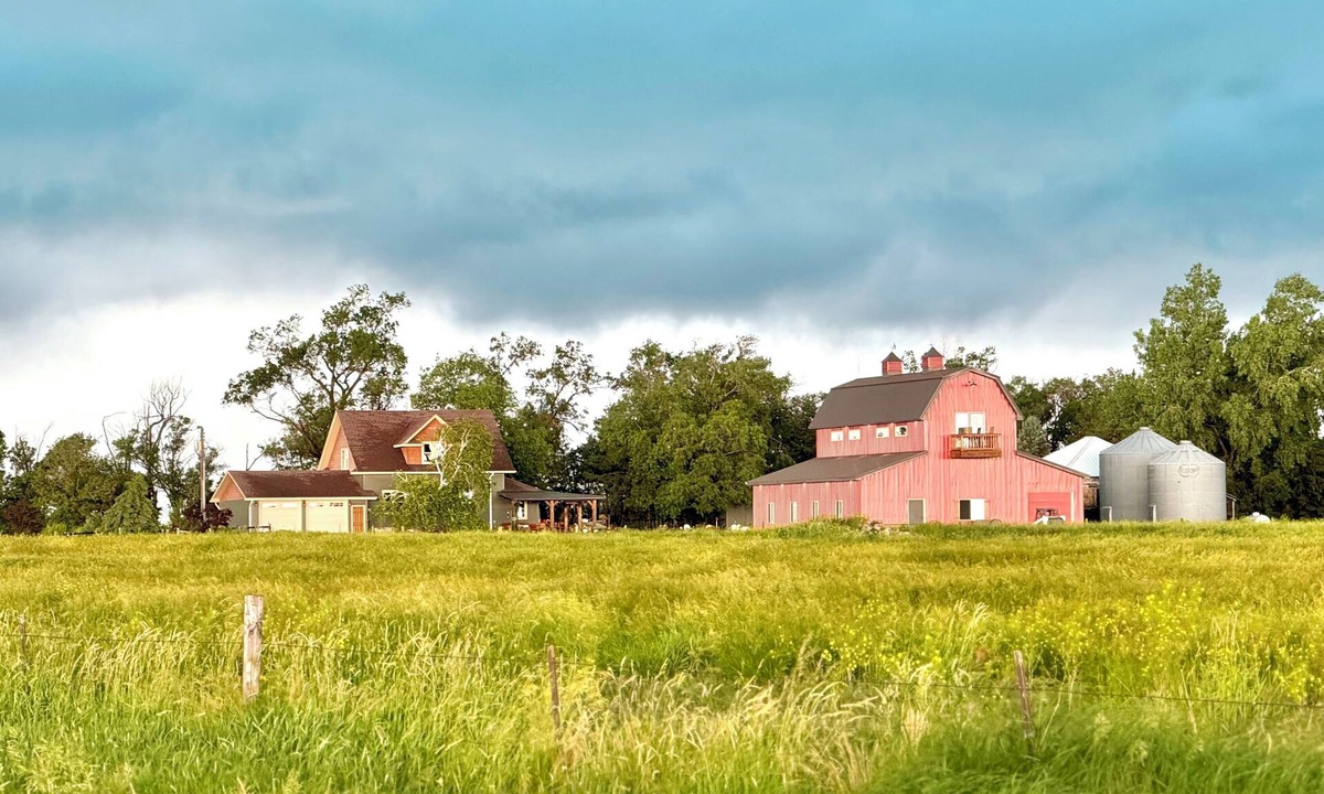 Hutchinson County House | -AH Barn has very unique accommodations with great views in the SD prairie. .