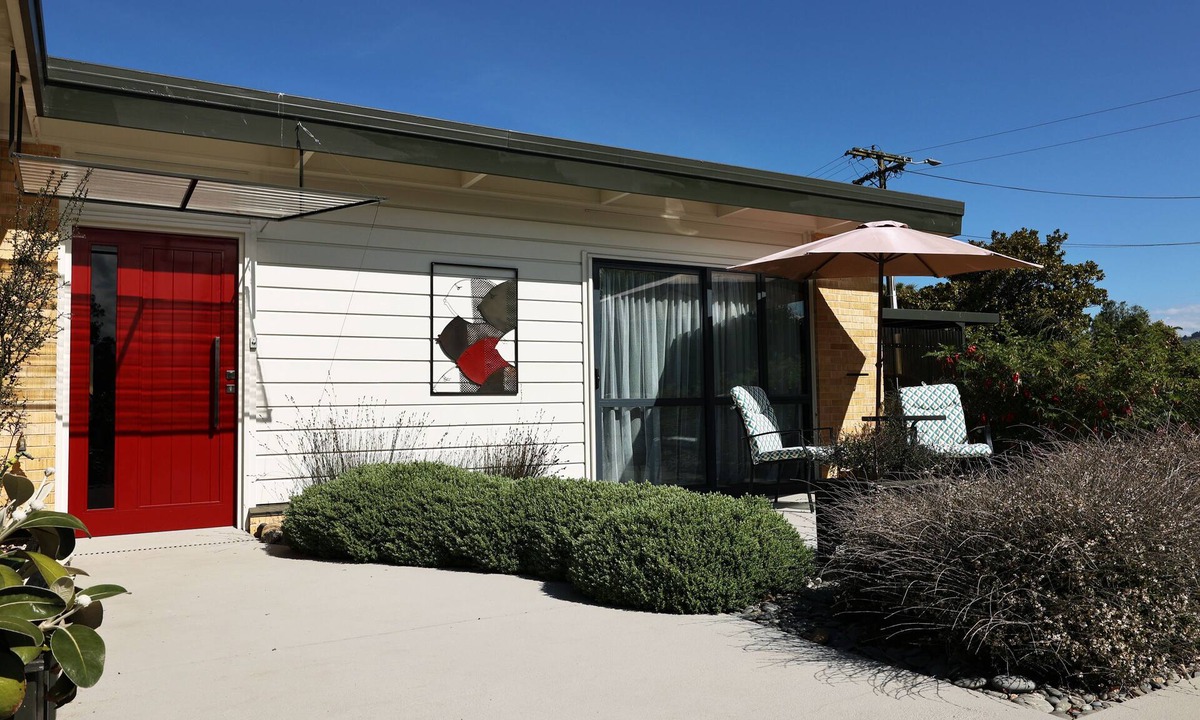 Waimate Apartment | AHAVA B&B Luxurious, private, wheelchair friendly apartment; breakfast included.
