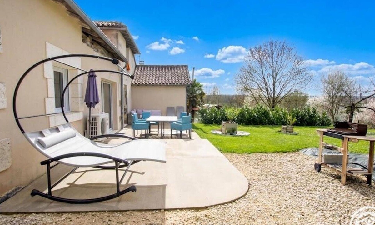 Saint-Martial-de-Valette Cottage | Air-conditioned house with private garden and parking