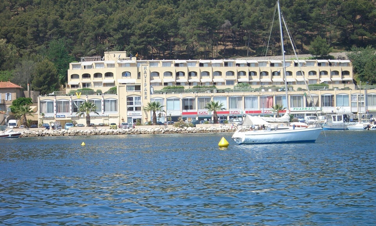 Saint-Mandrier-sur-Mer Apartment | air-conditioned apartment with terrace port of saint Mandrier