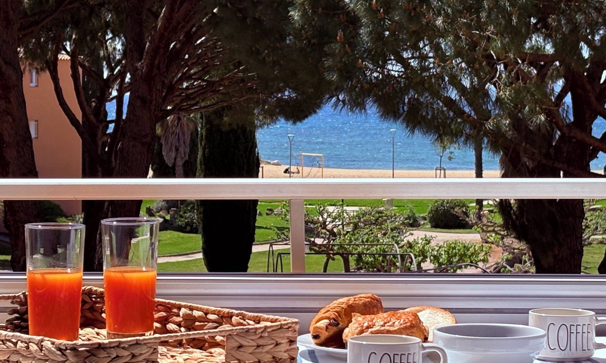 Miramar Apartment | Air-conditioned, waterfront 2-room 38m2 cabin apartment.