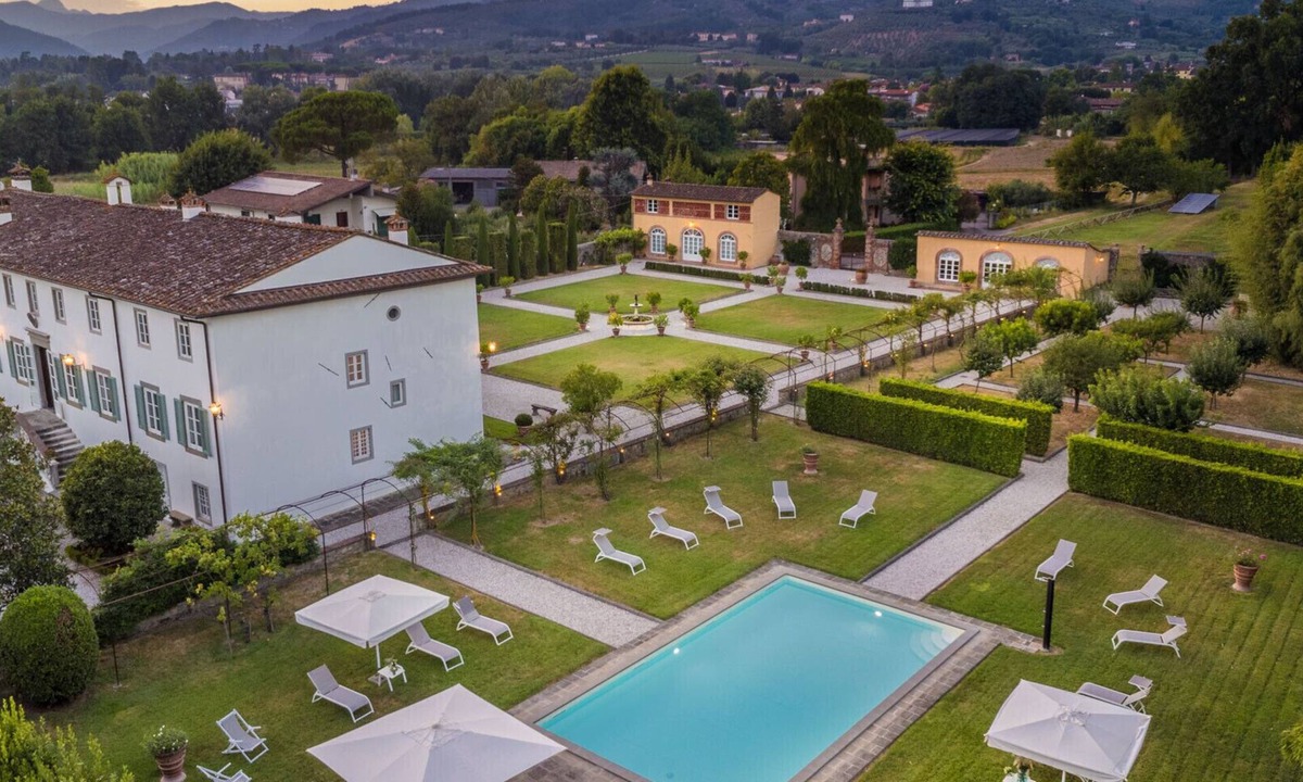 Capannori Villa | Air Conditioned 10 Bedrooms Luxury Villa and Pool in Lucca