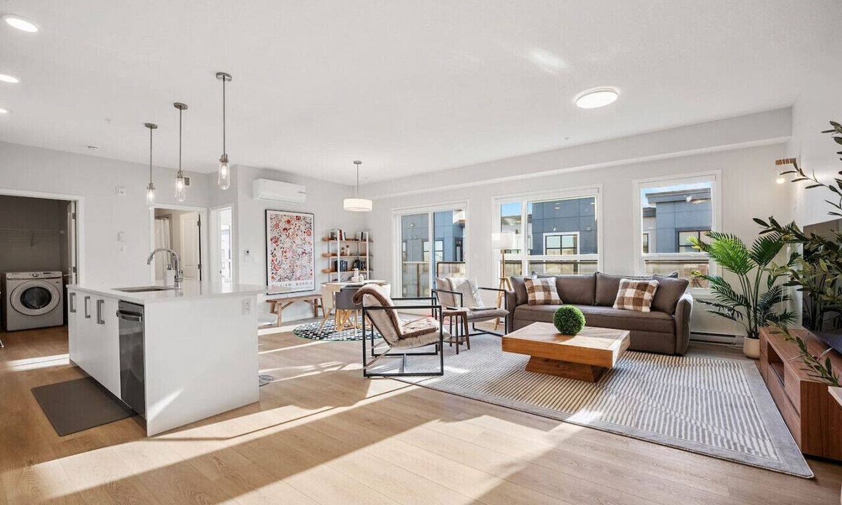Southeast Calgary Apartment | Air Conditioned 2 BR Executive Suite/w King Bed