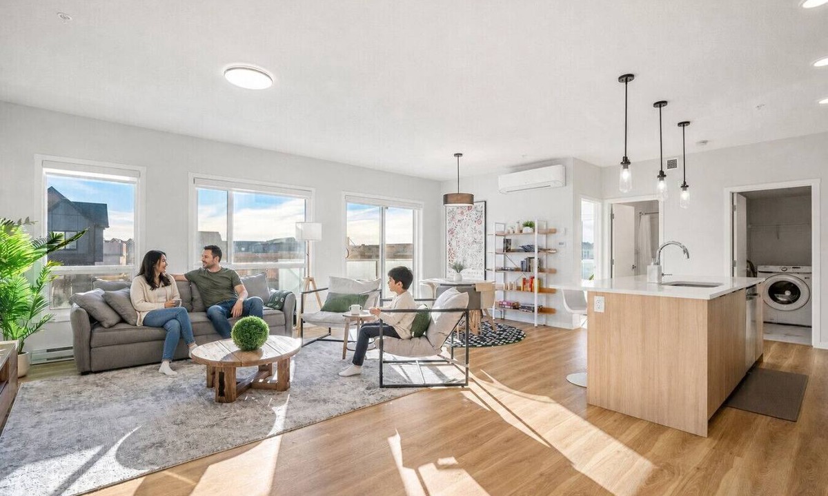 Southeast Calgary Apartment | Air Conditioned 2 BR Luxury Suite/w King Bed