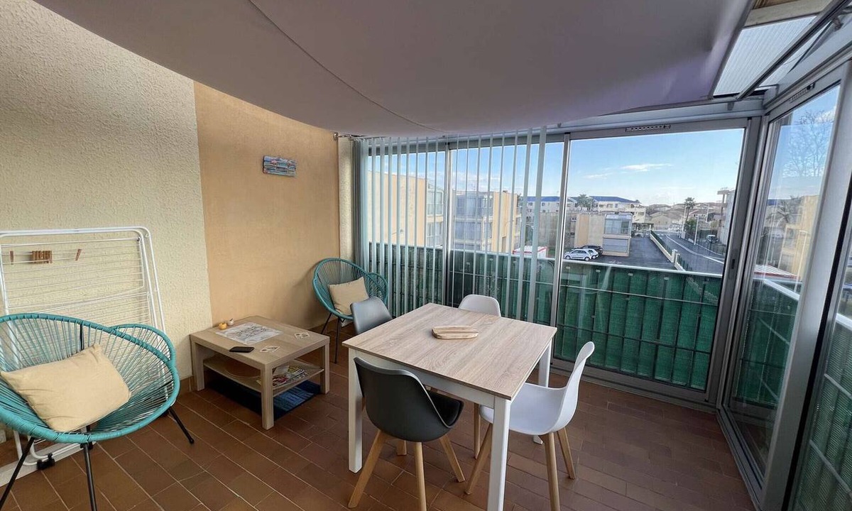 Valras-Plage Apartment | Air-Conditioned 2-Room Apartment with Sunny Loggia and Parking, Near Beach and Shops