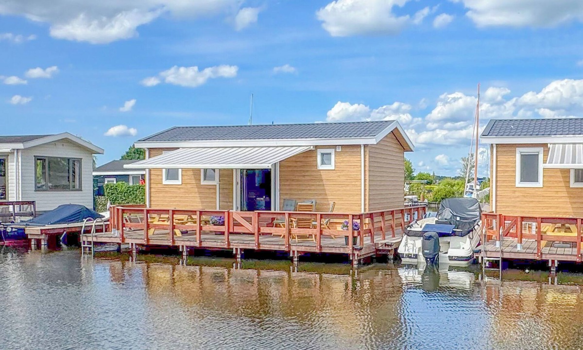Breukelen Ski Chalet | Air-conditioned chalet with a waterside terrace