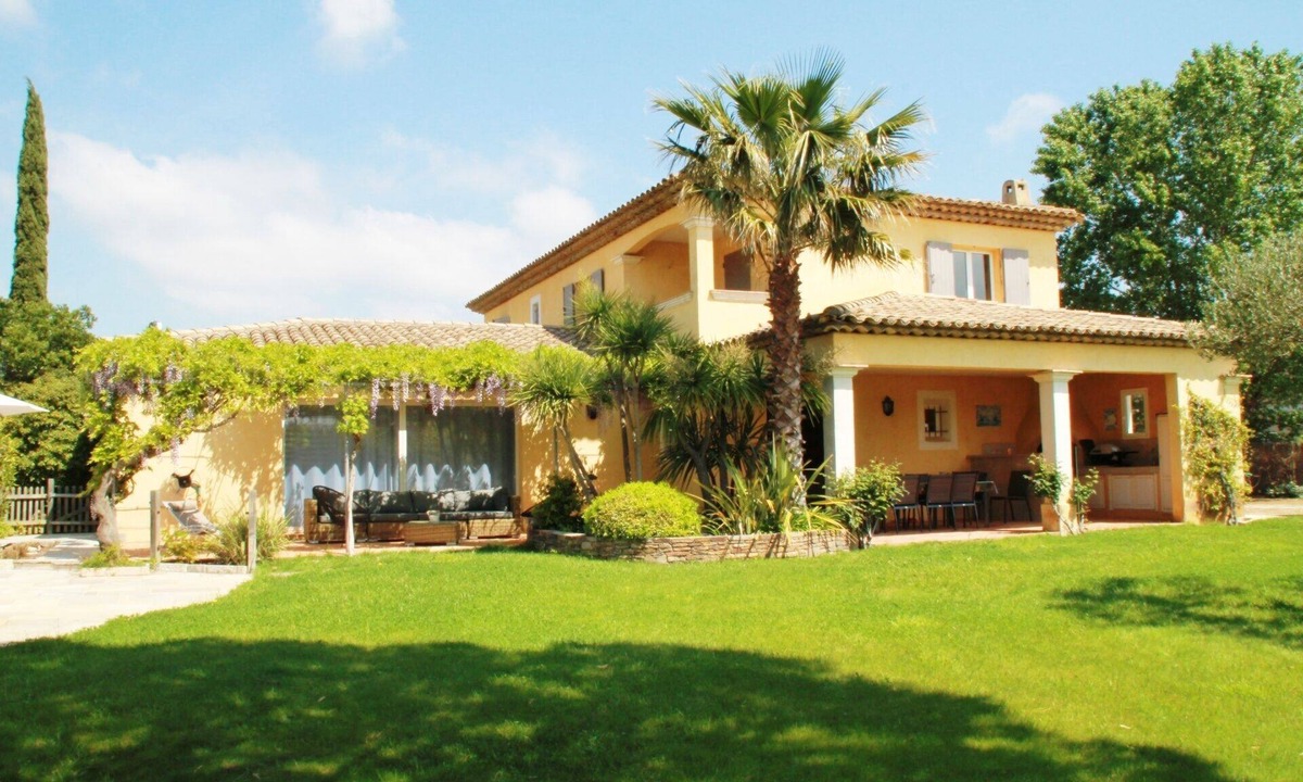 Grimaud Villa | Air-conditioned Provencal villa with heated swimming pool in Grimaud.