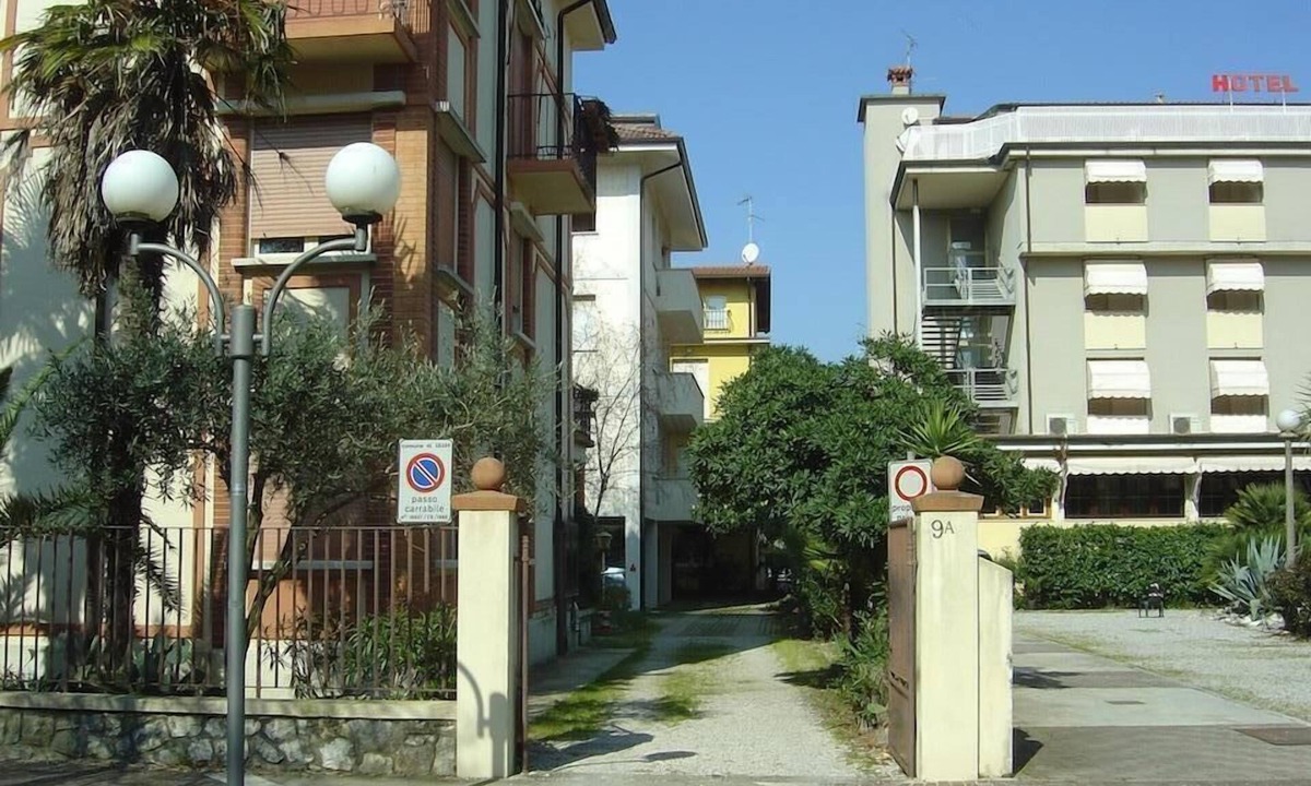 Grado Apartment | Air-conditioned spacious apartment with covered car parking 100m from the beach