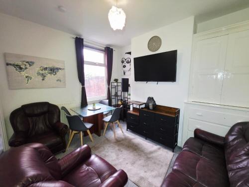 Middlesbrough House | Aire St Home Large Group Stay Fast A66 A19 Access