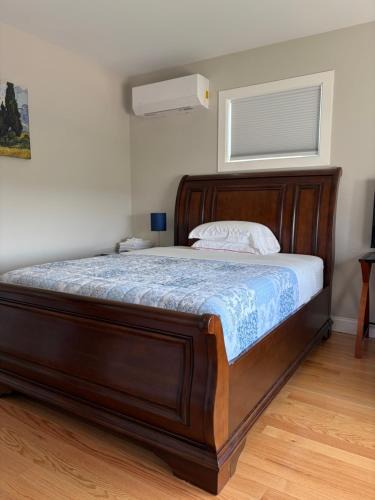 Harbor View - Orient Heights House | airport room