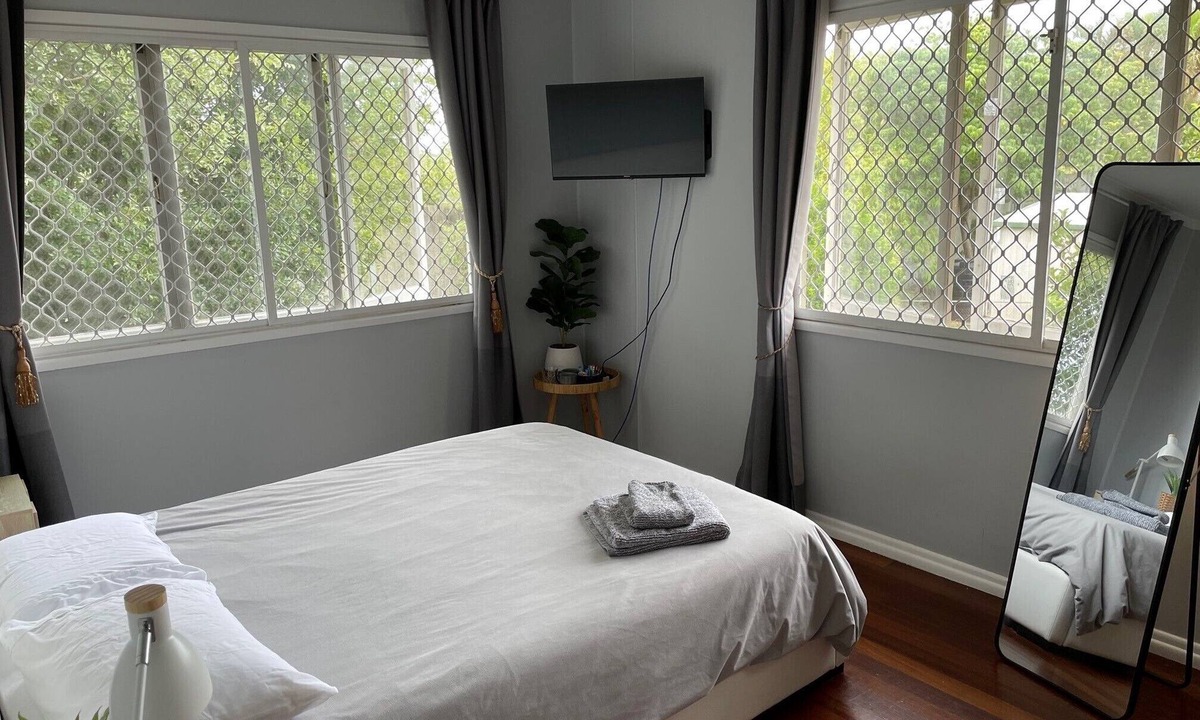 Wynnum House | Airy and Charming Beach Style House 400m From Train Station and 1.5km From Ocean