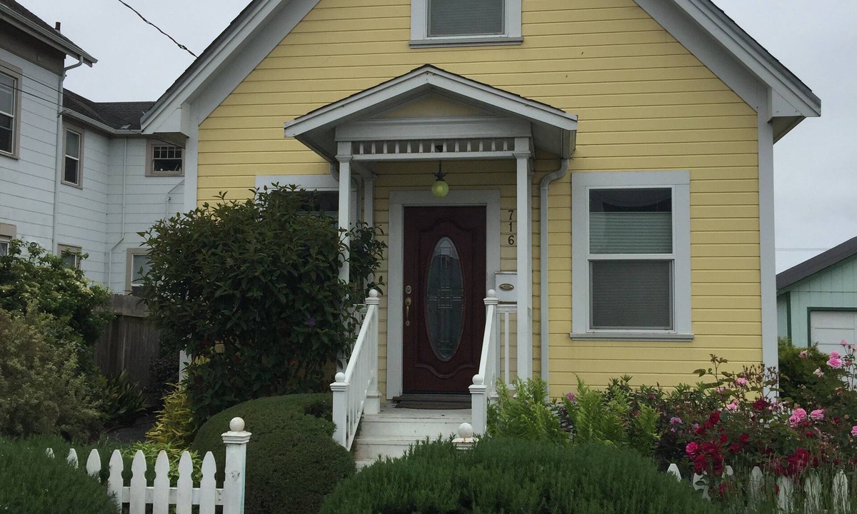 Downtown Cottage | Airy & Bright 2 Story, 3 Bdrm Cottage Short Walk to Old Town.