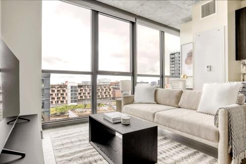 Near West Side Apartment | Airy Loop Studio w pool gym nr L CHI-726
