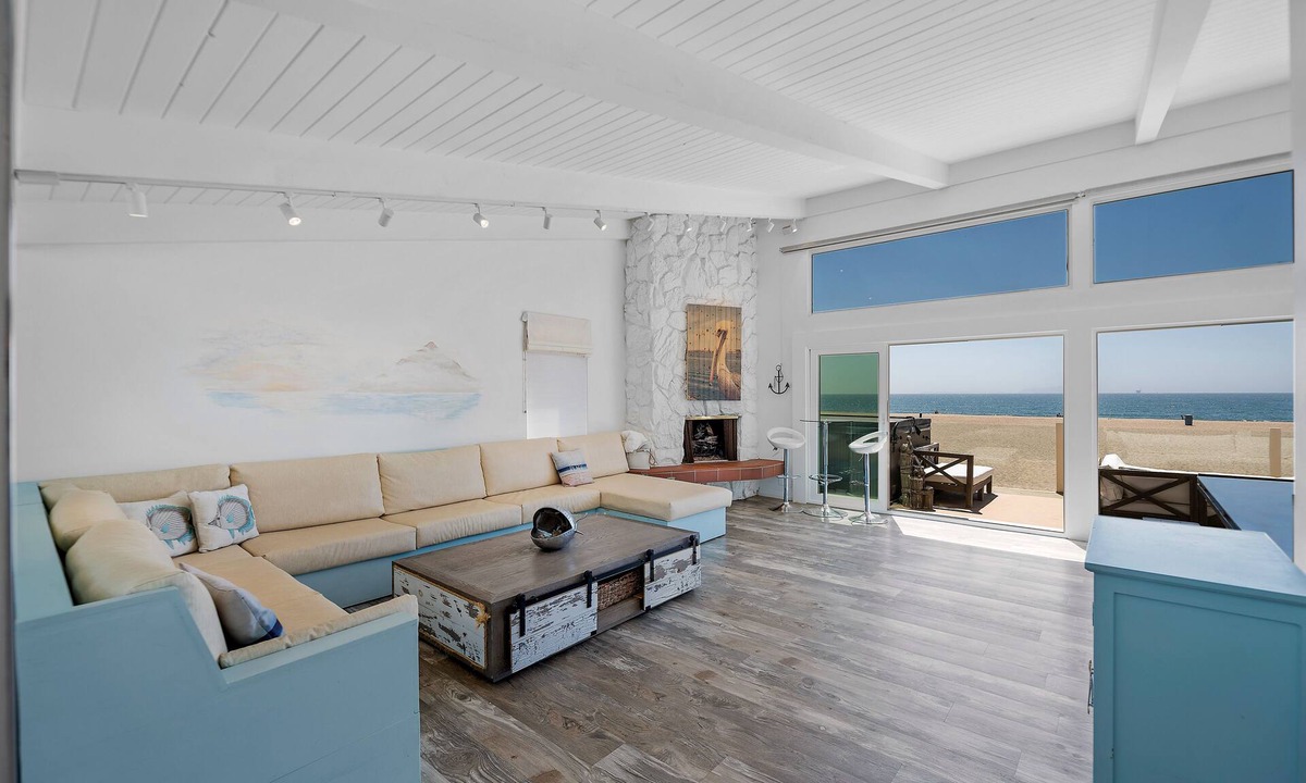 Silver Strand House | Airy Silver Strand Beachfront Retreat- with large deck and spa!