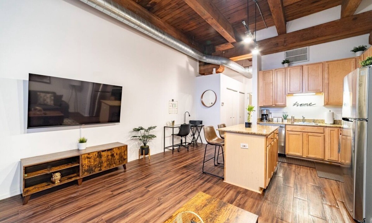 Pilsen Apartment | Airy & Spacious Loft - 1BR Perfect For Long-Term Stays