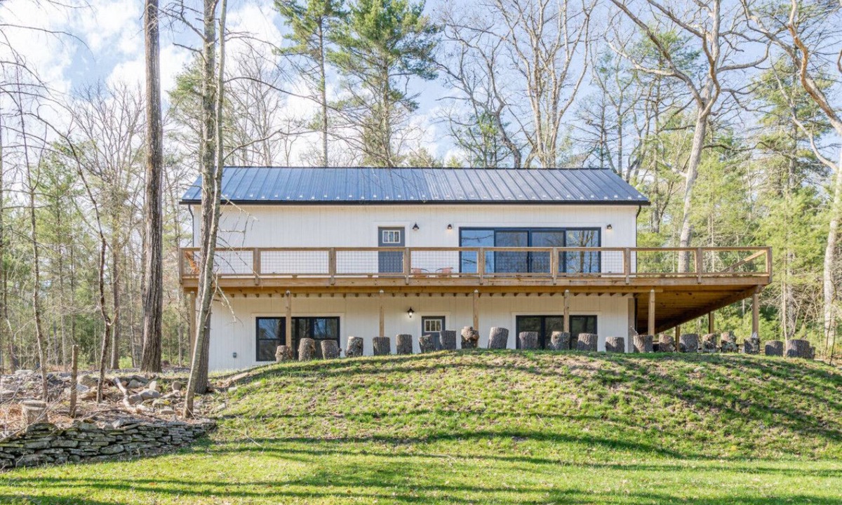 Sparrow Bush House | Airy Tree Canopy Home w/Creek Views & Family Suite