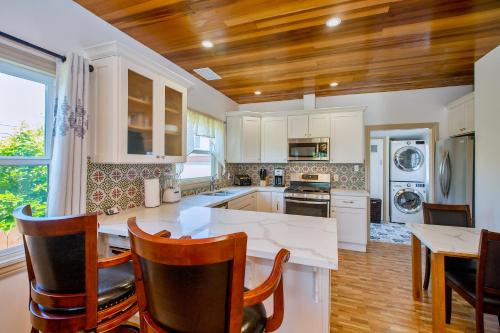West Alameda House | Alameda luxury 2BR 2BA house, AC, near ferry to San Francisco, 2 free parking spaces
