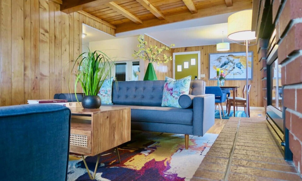 Kennewick House | Albany · Modern home w firepit & foosball