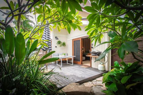 Suffolk Park Apartment | Alcorn Garden Studio - Dog friendly 2 mins walk to beach