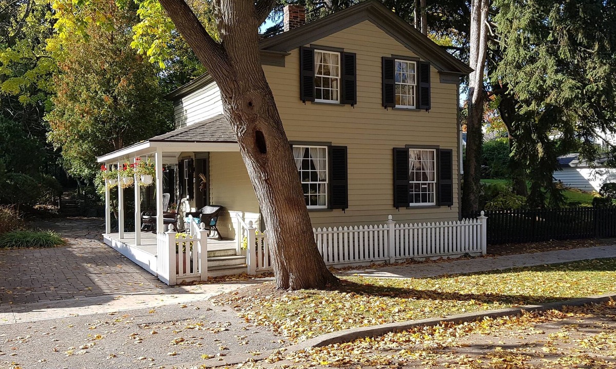 Old Town Historic District House | Alexander Mckee House - Best location in Old Town, Niagara-On-The-Lake!
