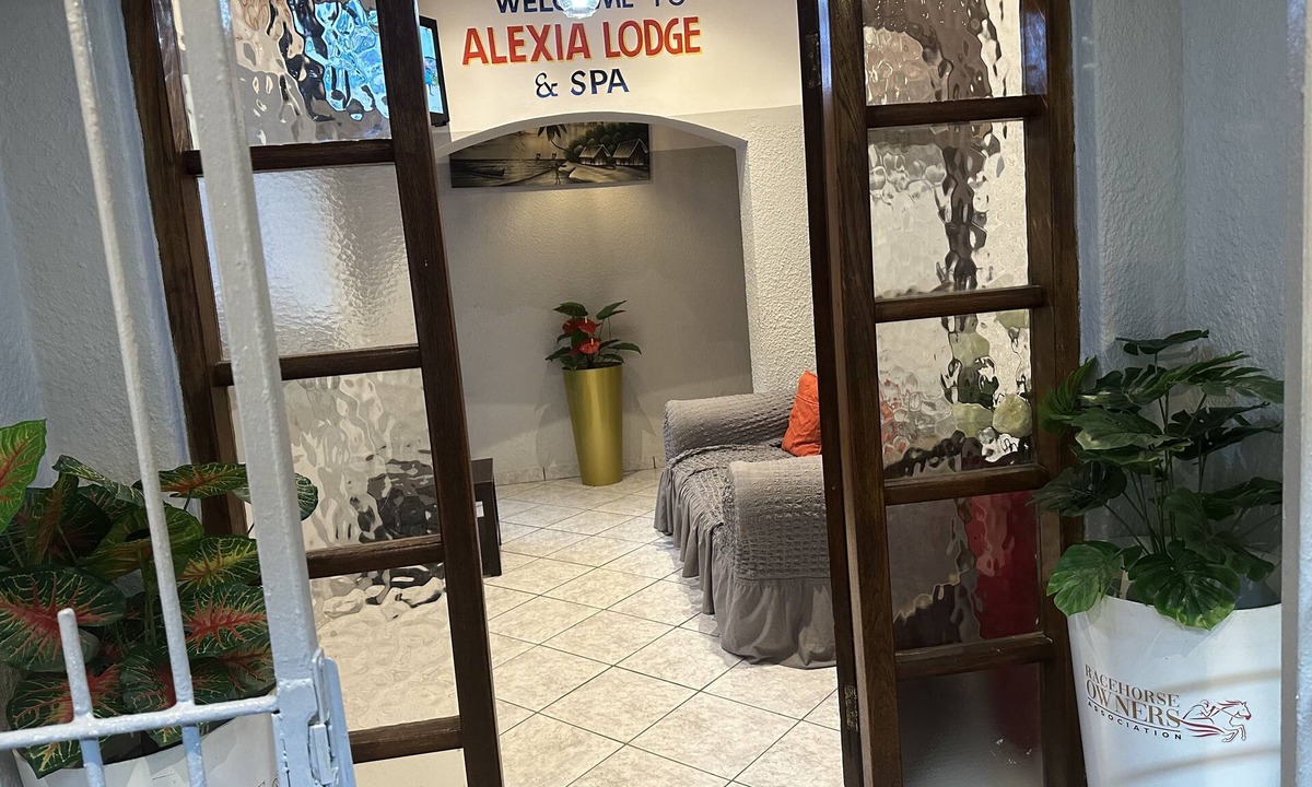 Goodwood House | ALEXIA LODGE