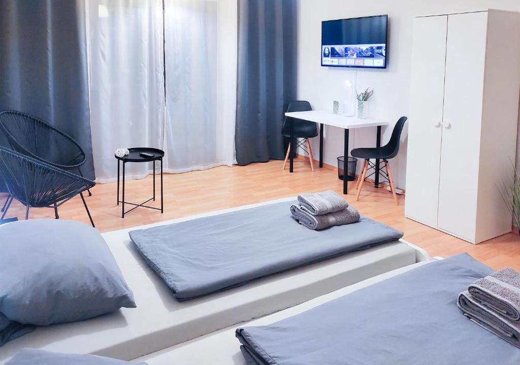 Neue Vorstadt Apartment | ALFA Apartment Stuttgart Mitte 2 Zimmer City-Lage Berliner Platz Balkon Netflix Küche WM l 2BR 5 Beds 6 People l Fully equipped Kitchen & Bathroom