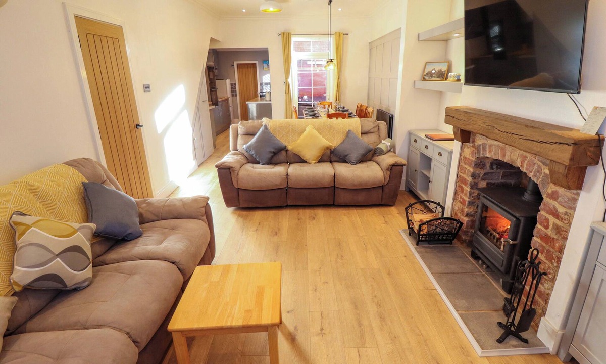 Sutton-on-Sea Cottage | ALFORD ROAD, family friendly, with hot tub in Sutton-On-Sea