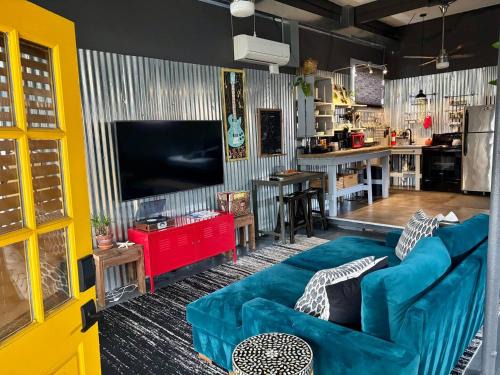 Algiers Point Hotel | Algiers Point loft - king bed, walk to ferry