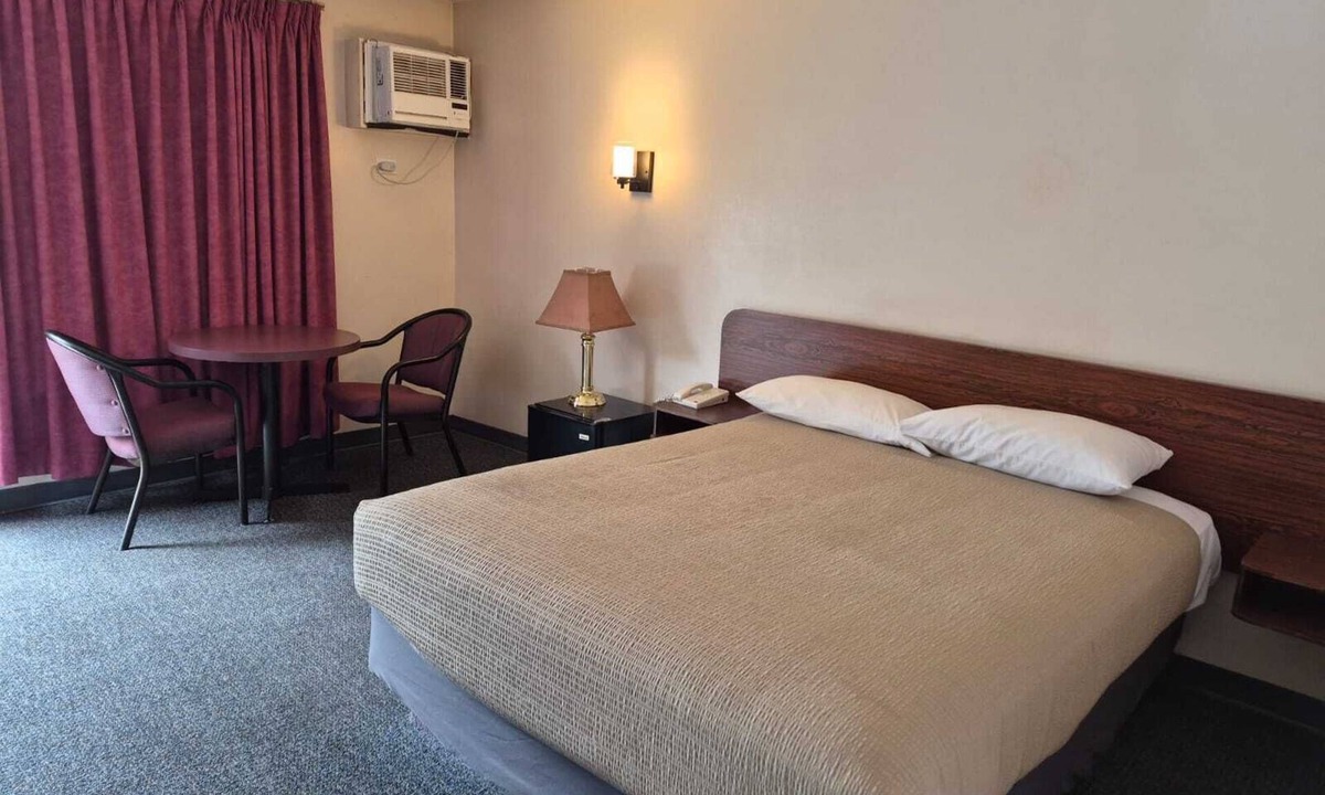 Jasper Place Hotel | Algonquin Motor Lodge