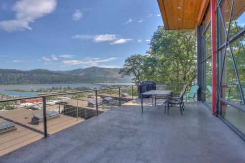 Hood River House | Alizes Modern River View Home