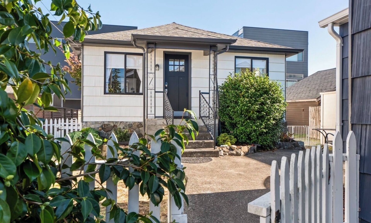 Alki House | Alki Beach + Parking 2-Cars + 1/2 blk to Park