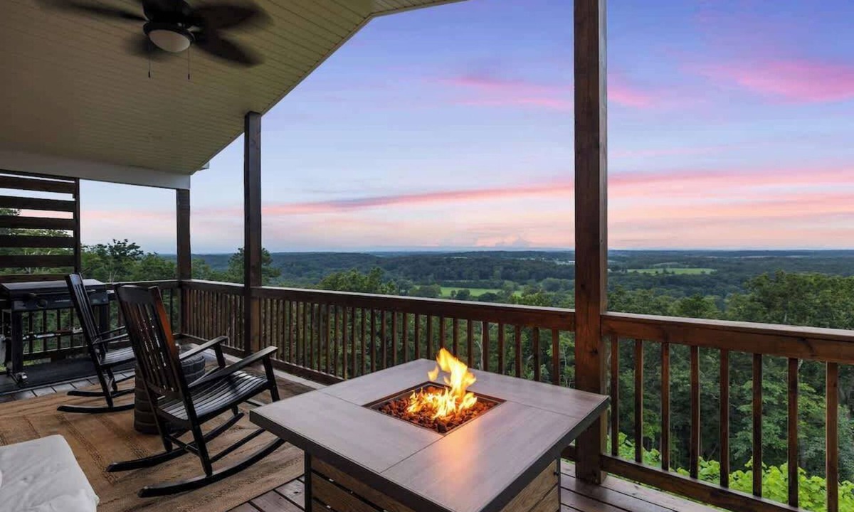 Front Royal Cottage | All-Inclusive 4BR Mountain Views Hot Tub