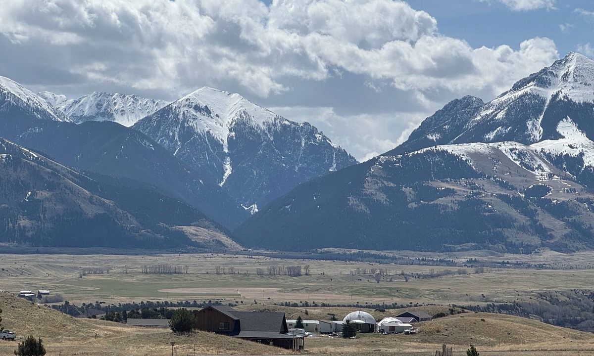 Emigrant House | All new inside, 3-bedroom house, WiFi, AC beautiful Paradise Valley Yellowstone