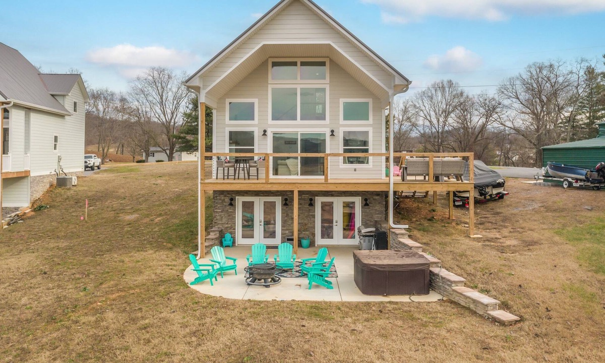 Bean Station Cabin | All New! Waterfront! The Annason at Cherokee Lake! Firepit, & Private Dock!