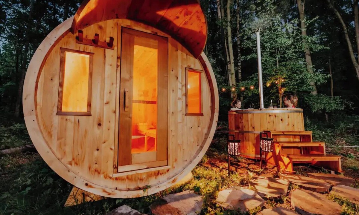 Simcoe Cabin | All Season Tiny Home in Forest with Sauna, Hot Tub & Wifi